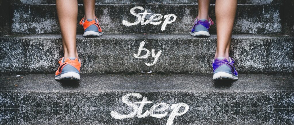 「Step by Step」と書かれた階段